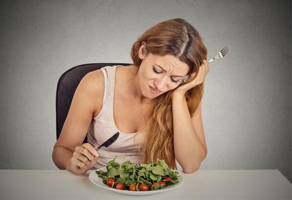 девушка ест овощи на средиземноморской диете